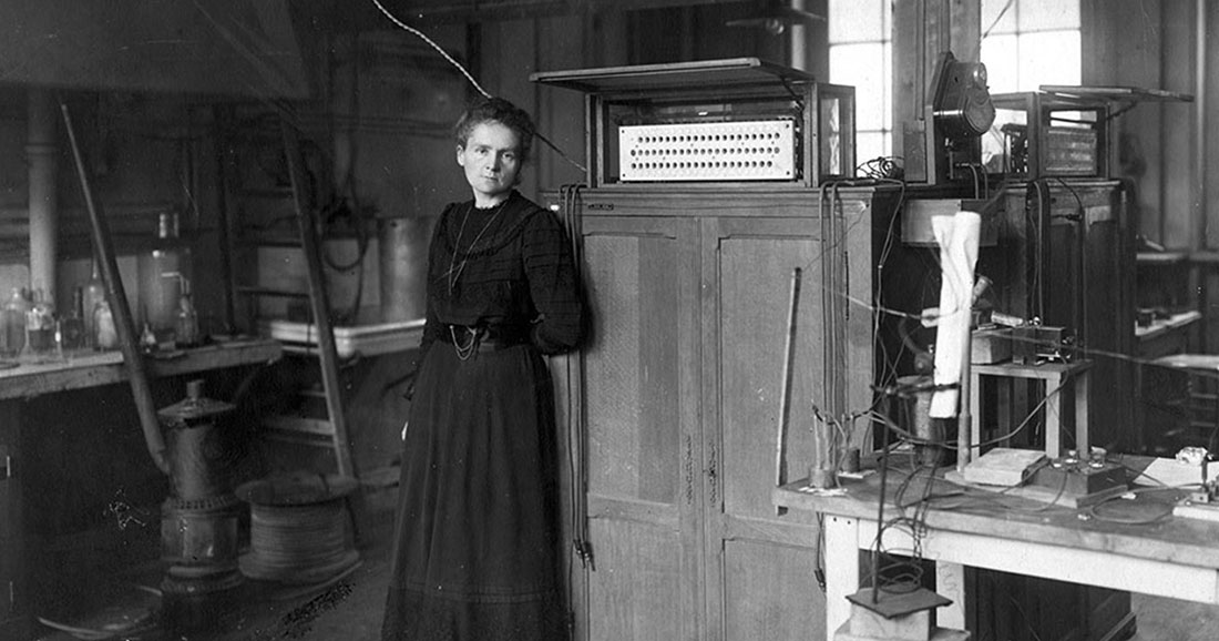 Marie CURIE, première femme à recevoir le prix Nobel et la Médaille Davy, première personne à obtenir deux prix Nobel et première femme professeure à la Sorbonne