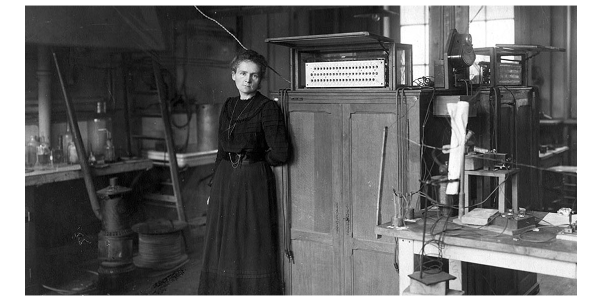 Marie CURIE, première femme à recevoir le prix Nobel et la Médaille Davy, première personne à obtenir deux prix Nobel et première femme professeure à la Sorbonne