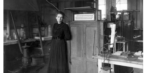 Marie CURIE, première femme à recevoir le prix Nobel et la Médaille Davy, première personne à obtenir deux prix Nobel et première femme professeure à la Sorbonne