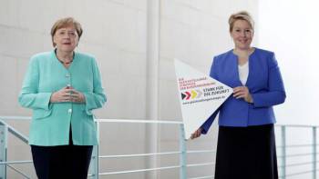 La ministre de la Famille, Franziska Giffey, /u00e0 droite, aux c/u00f4t/u00e9s d'Angela Merkel. POOL New // REUTERS