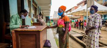 PAM//Damilola Onafuwa Les femmes au Nig/u00e9ria collectent des bons alimentaires dans le cadre d'un programme de soutien aux familles en difficult/u00e9 sous le verrouillage de la Covid-19.