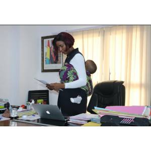 Guinée : Fatou Conté, Cheffe de Cabinet du Ministère des Sports au bureau avec son bébé au dos