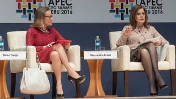 Belén Garijo (à gauche) et la présidente du Conseil des ministres du Pérou, Mercedes Araoz (à droite) lors d'une session du sommet des PDG de l'APEC le 18 novembre 2016. 