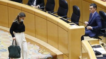 La ministre du Travail espagnole, Yolanda Diaz et le Premier ministre Pedro Sanchez, lors de questions au gouvernement, le 5 mai 2020, à Madrid.  (ANDRES BALLESTEROS / AFP)