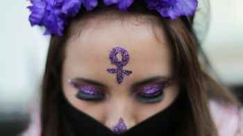 Une femme militant contre les violences sexistes au Mexique, le 2 novembre. RAQUEL CUNHA / REUTERS