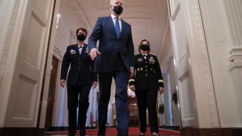 Le président américain Joe Biden accompagné de la générale de l'US Air Force Jacqueline Van Ovost (à gauche) et de la générale 3 étoiles de l'armée de terre Laura Richardson (à droite). TOM BRENNER / REUTERS