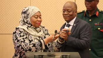 Samia Hassan, aux côtés de l'ancien président John Magufuli, décédé mercredi. ERICKY BONIPHACE / AFP