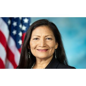Deb Haaland devient la première ministre amérindienne des États-Unis