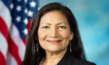 Deb Haaland devient la première ministre amérindienne des États-Unis