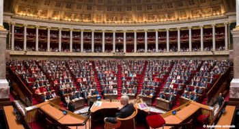 Les députés français ont approuvé mercredi soir l'instauration de quotas au sein des entreprises de plus de 1 000 salariés pour permettre aux femmes de représenter au moins 30 % des cadres dirigeants et membres des instances dirigeantes en 2027, et 40 % en 2030.