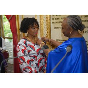 Carole Da silva, Fondatrice de « Femme & Pouvoir » reçoit la médaille de l’ordre national du mérite des mains de Denise EPOTE