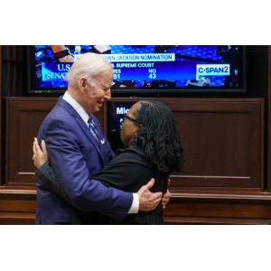 Le Sénat américain confirme Ketanji Brown Jackson, première femme noire juge à la Cour suprême