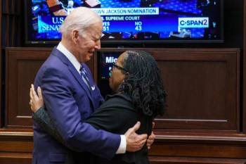 Le Sénat américain confirme Ketanji Brown Jackson, première femme noire juge à la Cour suprême