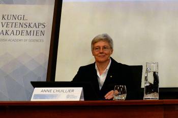 Prix Nobel de physique: l’émotion d’Anne L'Huillier, acclamée par ses étudiants