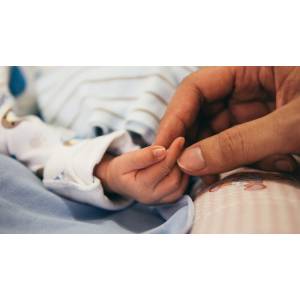 Un rapport parlementaire prône un congé parental d’un an