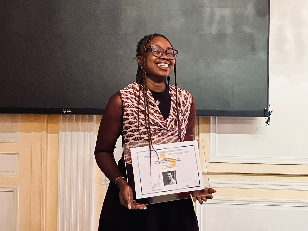  Marie-Paule Djegue Okri a reçu ce mardi 9 janvier 2024 à Paris le Prix Simone-de-Beauvoir pour la liberté des femmes 2024. 